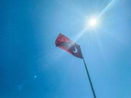 bandeira da turquia acenando contra o céu azul limpo, close-up. foto