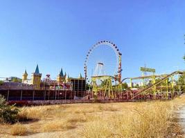 roda gigante no deserto em um fundo de areia. roda com muitas cabines para turistas. passeio no carrossel, um interessante passeio turístico na atração foto