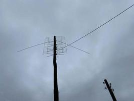 antenas de tv contra o céu foto