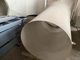 tubo de grande diâmetro para eliminação de resíduos de uma planta industrial. poluição ambiental com esgoto perigoso. fechar-se foto