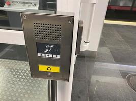 botão de chamada grande para um elevador inclusivo no metrô ou shopping center para pessoas com deficiência e pessoas com deficiência para um ambiente sem barreiras na cidade foto