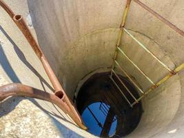 poço de água de concreto coberto com tampa no canteiro de obras para fins de água potável foto