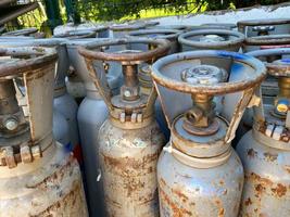 feche a válvula do tanque de oxigênio para mergulho foto