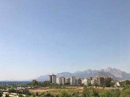 paisagem da cidade em um fundo de montanhas cobertas de neve foto