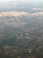 vista aérea das montanhas nas nuvens foto