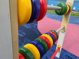 brinquedo infantil colorido e educacional em um playground foto