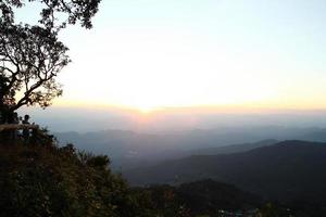 vista aérea do topo da montanha no pôr do sol. doi suthep, província de chiang mai, tailândia. foto