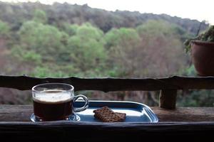 xícara de café tailandês com biscoitos na mesa de madeira em um café nas montanhas. Doi Suthep, Chiang Mai, Tailândia. foto