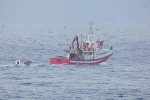 navio de pesca que retorna da pesca no mar mediterrâneo. foto