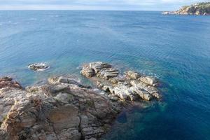 caminho de ronda, uma estrada paralela à costa brava catalã, localizada no mar mediterrâneo, no norte da catalunha, espanha. foto