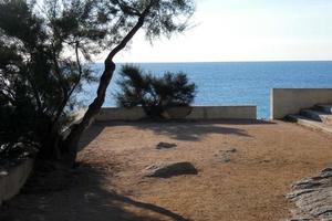 caminho de ronda, uma estrada paralela à costa brava catalã, localizada no mar mediterrâneo, no norte da catalunha, espanha. foto