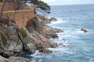 litoral mediterrâneo com rochas na região catalã, espanha foto