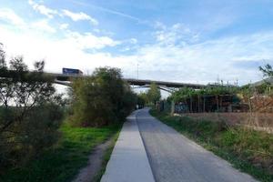 rio llobregat e estradas adjacentes na região de baix llobregat muito perto da cidade de barcelona. foto