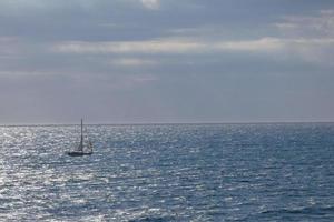 veleiro navegando no mar mediterrâneo, águas calmas foto