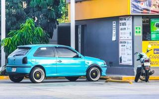 puerto escondido oaxaca méxico 2022 vários carros coloridos sintonizados e carros antigos clássicos do méxico. foto