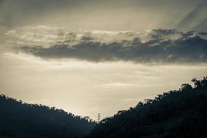 lindo nascer do sol colorido sobre as montanhas angra dos reis brasil. foto