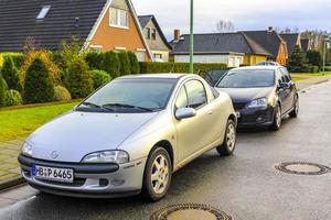 leherheide bremerhaven alemanha 2010 cinza prata preto carros de passageiros veículos no estacionamento alemanha. foto