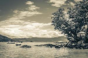 a grande ilha tropical ilha grande abraao beach brazil. foto