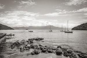 a grande ilha tropical ilha grande abraao beach brazil. foto