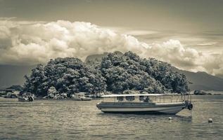 passeio de barco saindo da praia do abraão ilha grande island brasil. foto