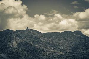 abraao montanha pico do papagaio com nuvens ilha grande brazil. foto