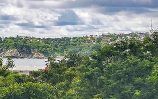 belo panorama natural seascape palmeiras praia puerto escondido méxico. foto