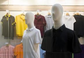 dois manequim com camisa em loja de roupas foto