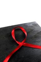 fita vermelha de sida em fundo de madeira velha foto