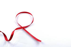 fita de suporte vermelha isolada no fundo branco. dia mundial da aids e aids nacional do hiv e mês de conscientização do envelhecimento com fita vermelha. área de cópia foto