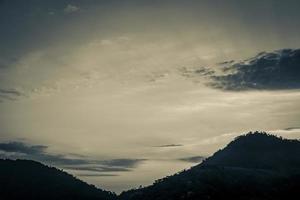 lindo nascer do sol colorido sobre as montanhas angra dos reis brasil. foto