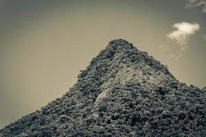 abraao montanha pico do papagaio com nuvens. ilha grande brazil. foto