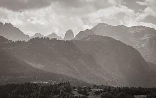 maravilhosa montanha arborizada e panorama alpino em pongau salzburgo na áustria. foto