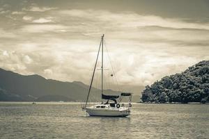 barcos barcos e passeios de barco abraao beach ilha grande brazil. foto