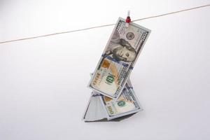 nota de dólar americano pendurada em uma corda foto