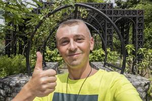 turista viajante nos jardins botânicos de perdana em kuala lumpur, malásia. foto