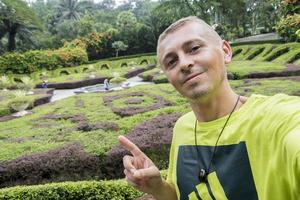 turista viajante nos jardins botânicos de perdana em kuala lumpur, malásia. foto