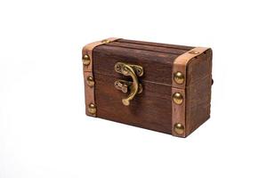 tesouro de baú pirata isolado em fundo branco - caixa de baú em caixa de baú aberta, armazenamento de caixa de baú fechado foto