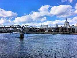 uma vista do rio tâmisa perto de westminster foto