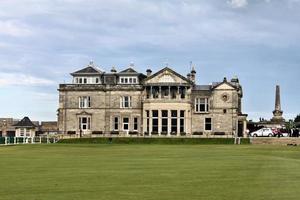 uma vista de st andrews na escócia foto