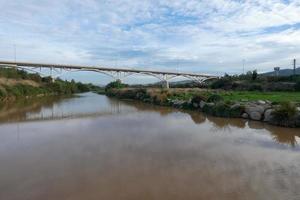 rio llobregat e estradas adjacentes na região de baix llobregat muito perto da cidade de barcelona. foto