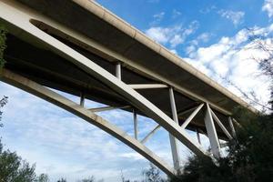 ponte sobre o rio llobregat, obras de engenharia para a passagem de carros, caminhões e ônibus. foto