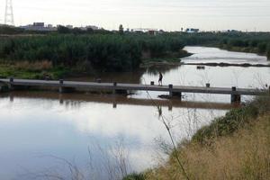 rio llobregat e estradas adjacentes na região de baix llobregat muito perto da cidade de barcelona. foto