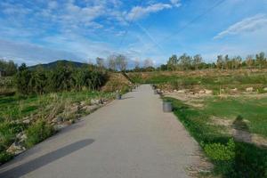 rio llobregat e estradas adjacentes na região de baix llobregat muito perto da cidade de barcelona. foto