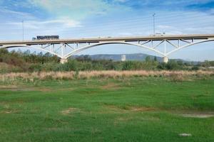 ponte sobre o rio llobregat, obras de engenharia para a passagem de carros, caminhões e ônibus. foto