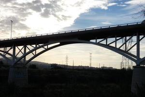 ponte sobre o rio llobregat, obras de engenharia para a passagem de carros, caminhões e ônibus. foto