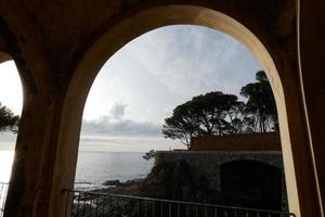 costa brava e caminho costeiro ao longo da costa acidentada do norte da catalunha, espanha foto