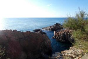 caminho de ronda, uma estrada paralela à costa brava catalã, localizada no mar mediterrâneo, no norte da catalunha, espanha. foto