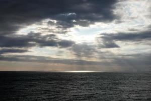 nuvens dispersas no céu indicando uma mudança no tempo. foto