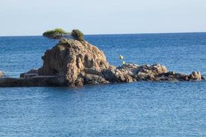 caminho de ronda, uma estrada paralela à costa brava catalã, localizada no mar mediterrâneo, no norte da catalunha, espanha. foto