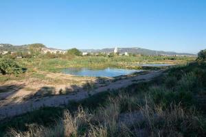 rio llobregat e estradas adjacentes na região de baix llobregat muito perto da cidade de barcelona. foto